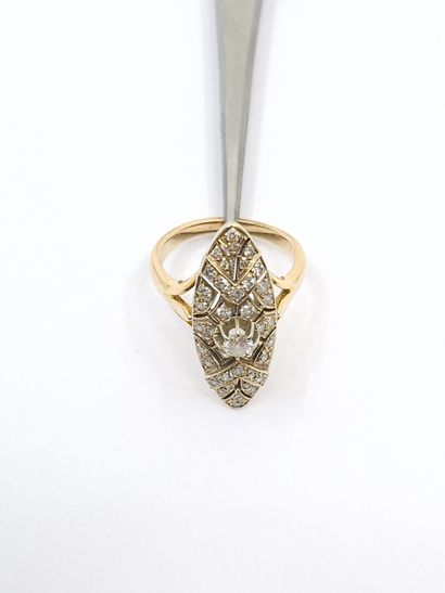 BAGUE marquise en or deux tons 750° ornée...