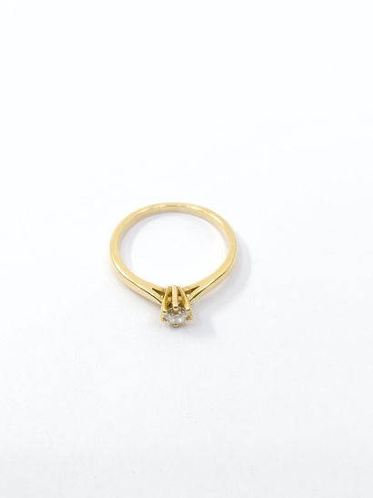 BAGUE SOLITAIRE en or jaune 750° ornée d'un...