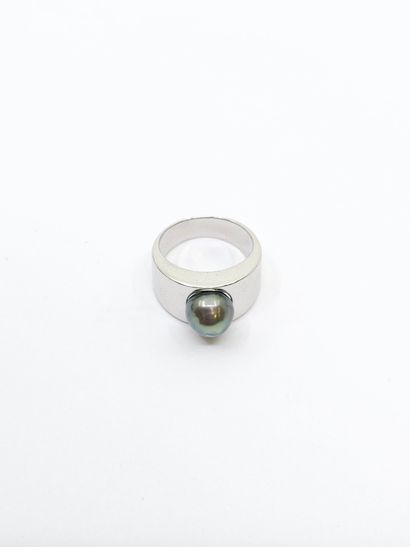 MATY
925° silver ring set with a grey pearl
Gross...