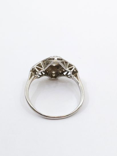 BAGUE en platine ornée de diamants 
Art déco...