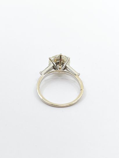 BAGUE en or gris 750° ornée d'un diamant...