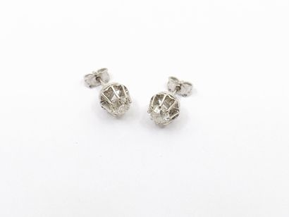 PAIRE de puces d'oreilles en or gris 750°...