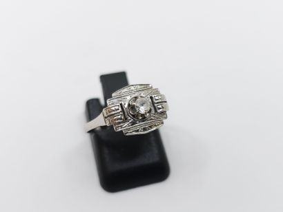 BAGUE en or gris et platine ornée d'une pierre...