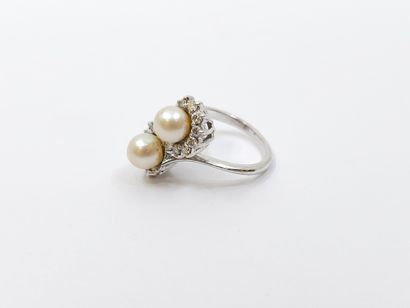 BAGUE en or gris 750° ornée de deux perles...