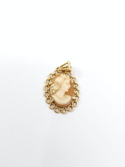 LOT of 750° gold including :
Two pendants,...