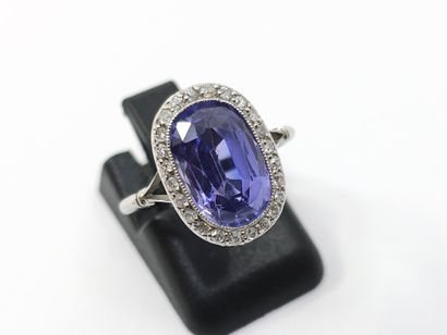 BAGUE en platine ornée d'un saphir ovale...