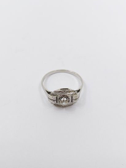 BAGUE en or gris et platine ornée d'une pierre...