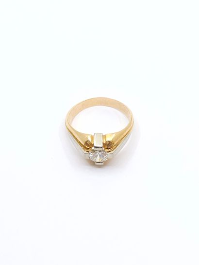 BAGUE en or deux tons 750° ornée d'un diamant...