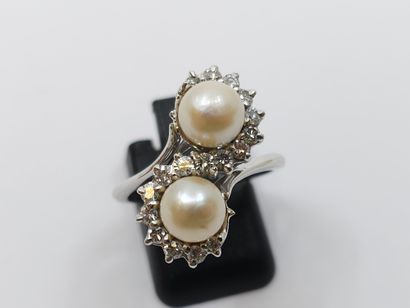 BAGUE en or gris 750° ornée de deux perles...