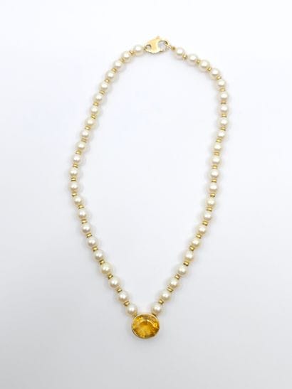 COLLAR of choker pearls with a pendant set...