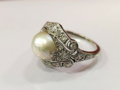 BAGUE en or gris 750° ornée d'une perle fine...