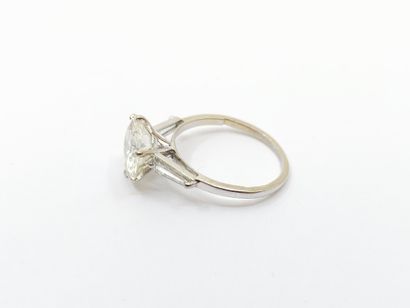 BAGUE en or gris 750° ornée d'un diamant...