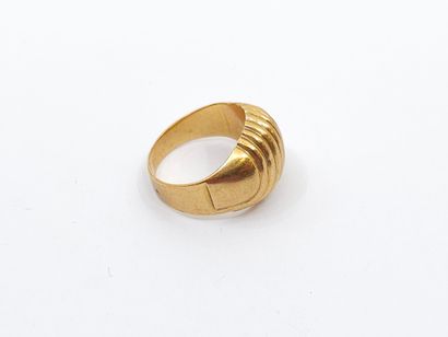 750° yellow gold gadrooned band ring
Weight:...