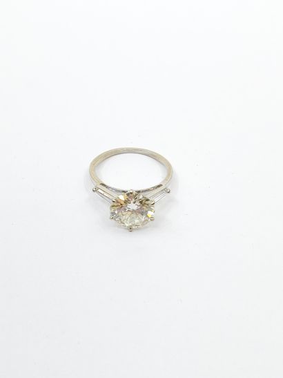 BAGUE en or gris 750° ornée d'un diamant...