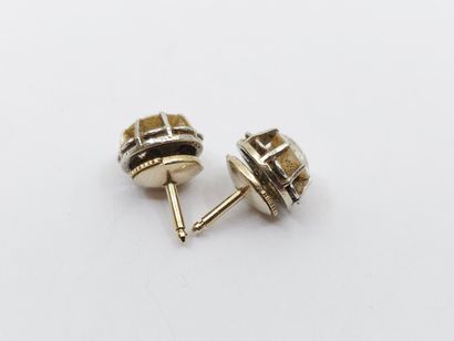 PAIRE de boutons d'oreilles en or gris 750°...
