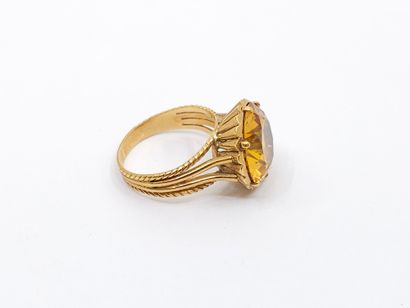 BAGUE en or jaune 750° ornée d'une citrine...