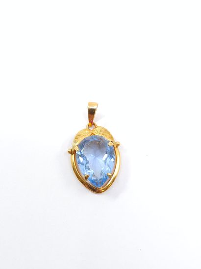 LOT of 750° gold including :
Two pendants,...