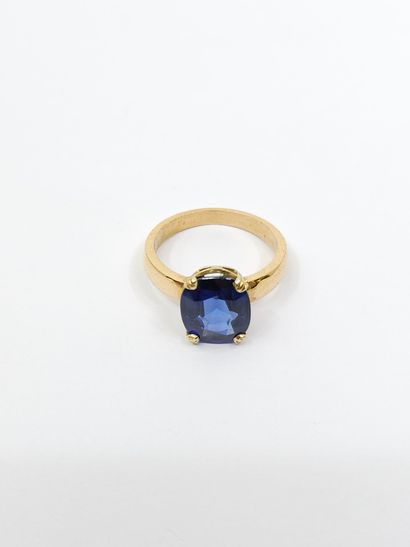 BAGUE en or jaune 750° ornée d'un saphir...