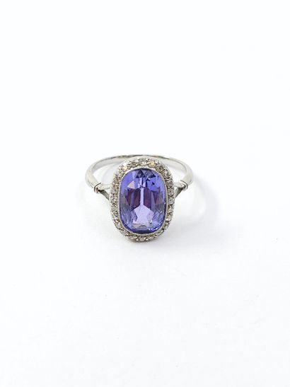 BAGUE en platine ornée d'un saphir ovale...