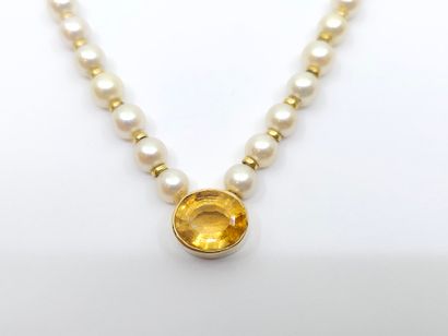 COLLAR of choker pearls with a pendant set...