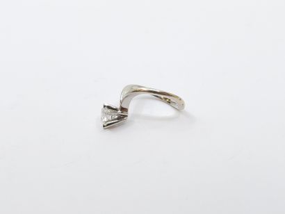 BAGUE en or gris 750° ornée d'un oxyde de...