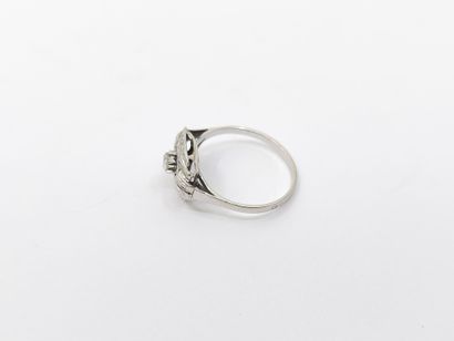 BAGUE en or gris et platine ornée d'une pierre...