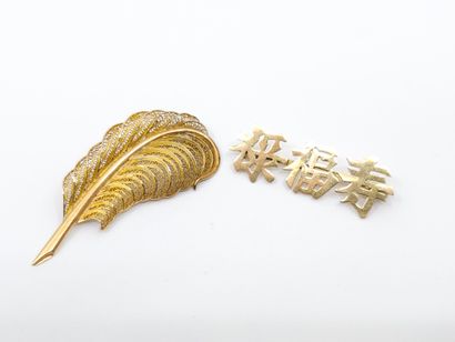 LOT d'or 750° comprenant : 
Deux broches...