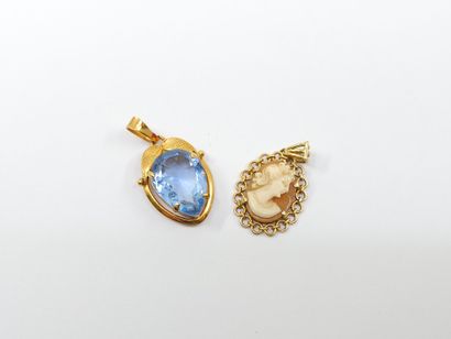 LOT of 750° gold including :
Two pendants,...