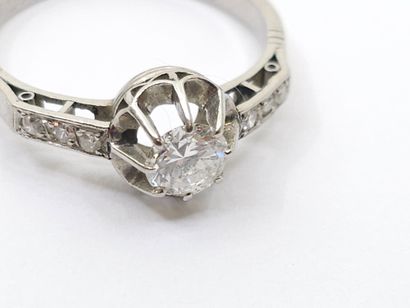 BAGUE en or gris ornée d'un diamant, taille...
