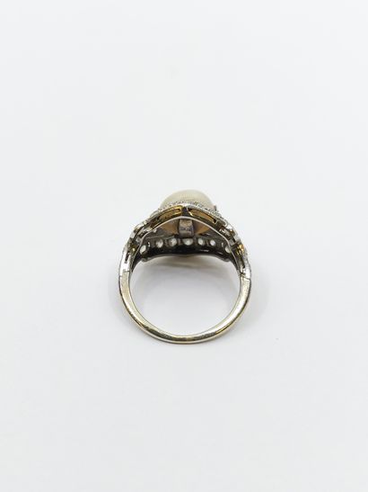 BAGUE en or gris 750° ornée d'une perle fine...