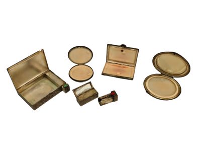 NECESSAIRE DE MAQUILLAGE en argent guilloché...