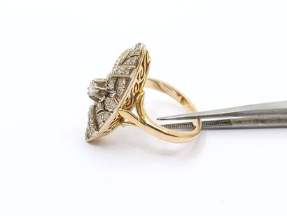 BAGUE marquise en or deux tons 750° ornée...