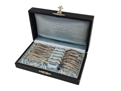 SIX FOURCHETTES A GATEAU en argent
Dans un...