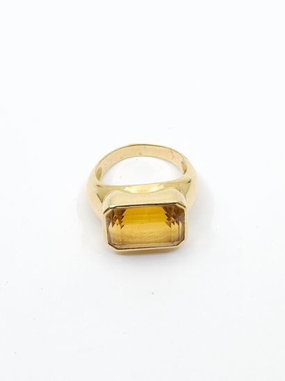 RING in yellow gold 750° set with a large...