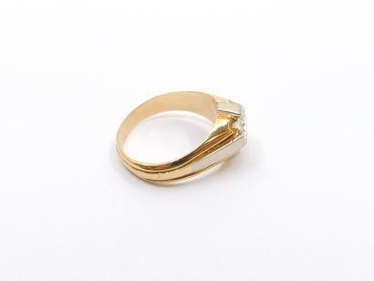 BAGUE en or deux tons 750° ornée d'un diamant...