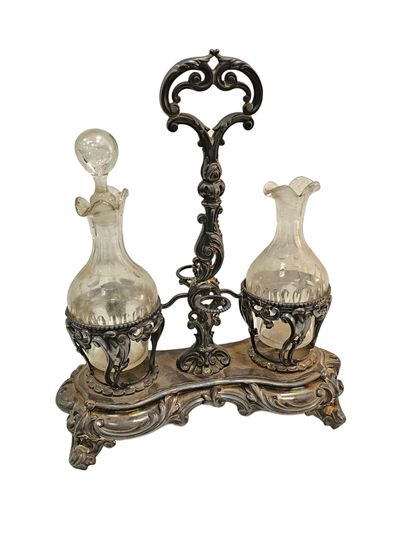 DEBAIN(1883-1911)
Huilier vinaigrier en argent...