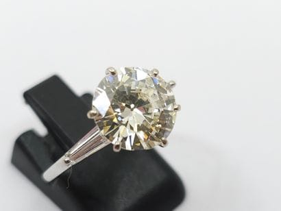 BAGUE en or gris 750° ornée d'un diamant...