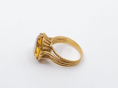 BAGUE en or jaune 750° ornée d'une citrine...