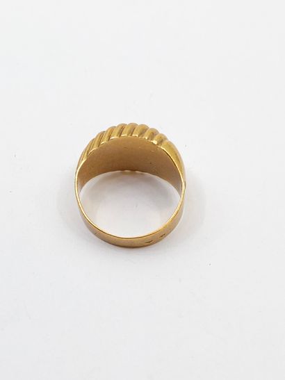 750° yellow gold gadrooned band ring
Weight:...