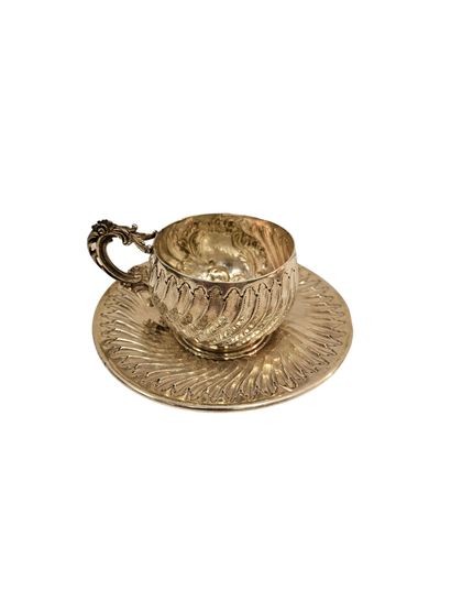 TASSE ET SOUS TASSE en argent de style rocaille,...