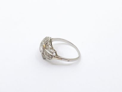 BAGUE en platine ornée de diamants 
Art déco...
