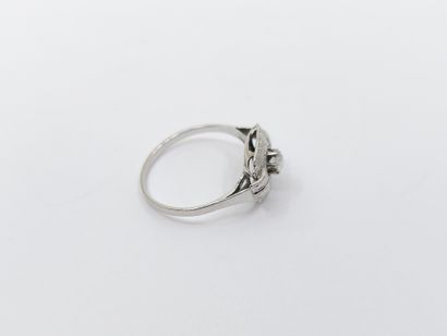 BAGUE en or gris et platine ornée d'une pierre...