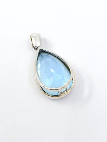 PENDENTIF en or gris 750° ornée d'une aigue-marine...