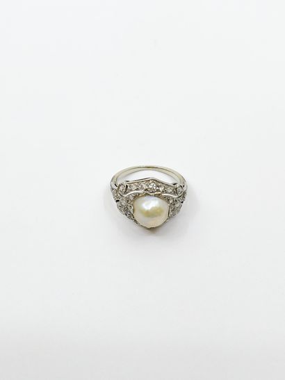 BAGUE en or gris 750° ornée d'une perle fine...