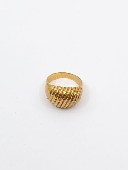 750° yellow gold gadrooned band ring
Weight:...