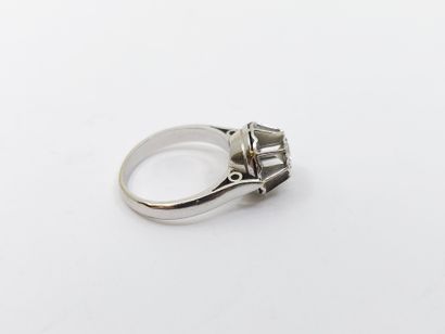 BAGUE en or gris 750° ornée d'un diamant...