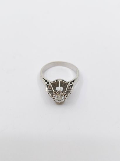 BAGUE en or gris 750° ornée d'un diamant...