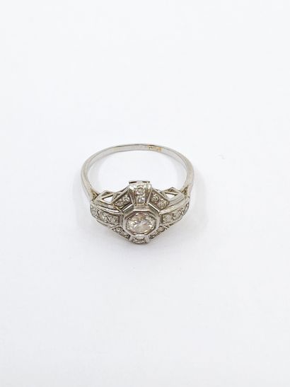 BAGUE en platine ornée de diamants 
Art déco...