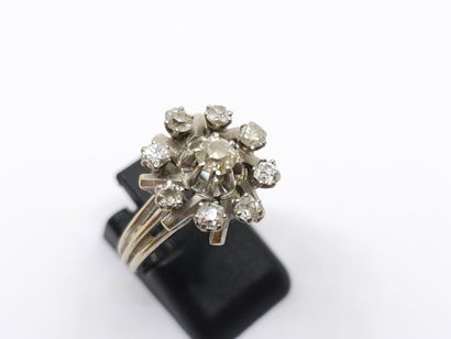 Daisy ring in 750° white gold set with nine...
