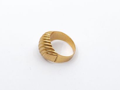 750° yellow gold gadrooned band ring
Weight:...